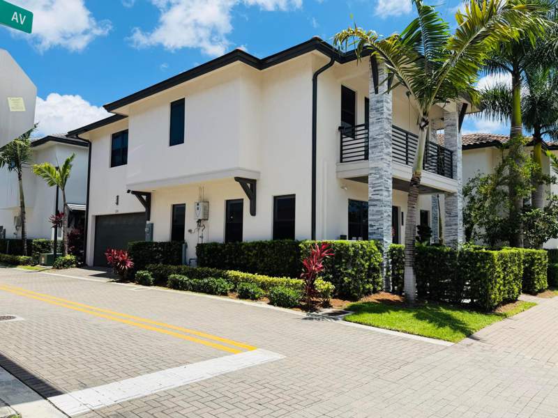 3 bedroom SingleFamilyResidence at 8288 NW 44th Terrace, Downtown Doral South Phase, Doral — photo 4