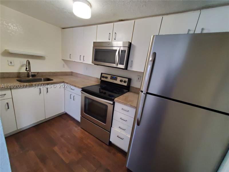 1 bedroom Condominium at 300 NW 84th Ter 300, Sunset Palm Villas Condo, Miami — photo 2