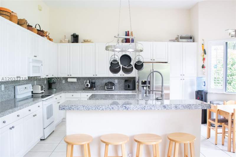 4 bedroom SingleFamilyResidence at 7645 SW 193rd Ln, Cutler Cay, Cutler Bay — photo 3