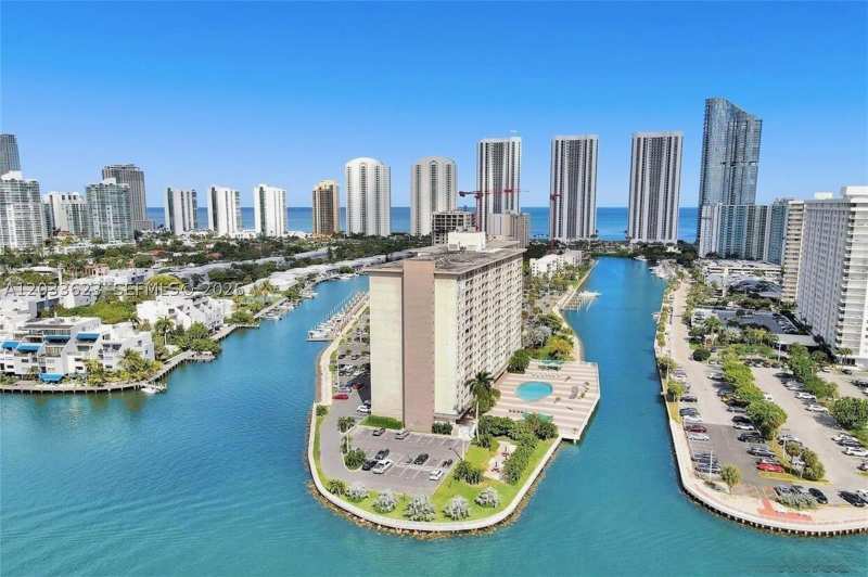 1 bedroom Condominium at 400 Kings Point Dr 928, Coastal Towers Condo, Sunny Isles Beach — photo 1