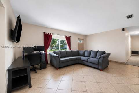 8771 SW 200th Ter, Cutler Bay FL - photo 6 of 21