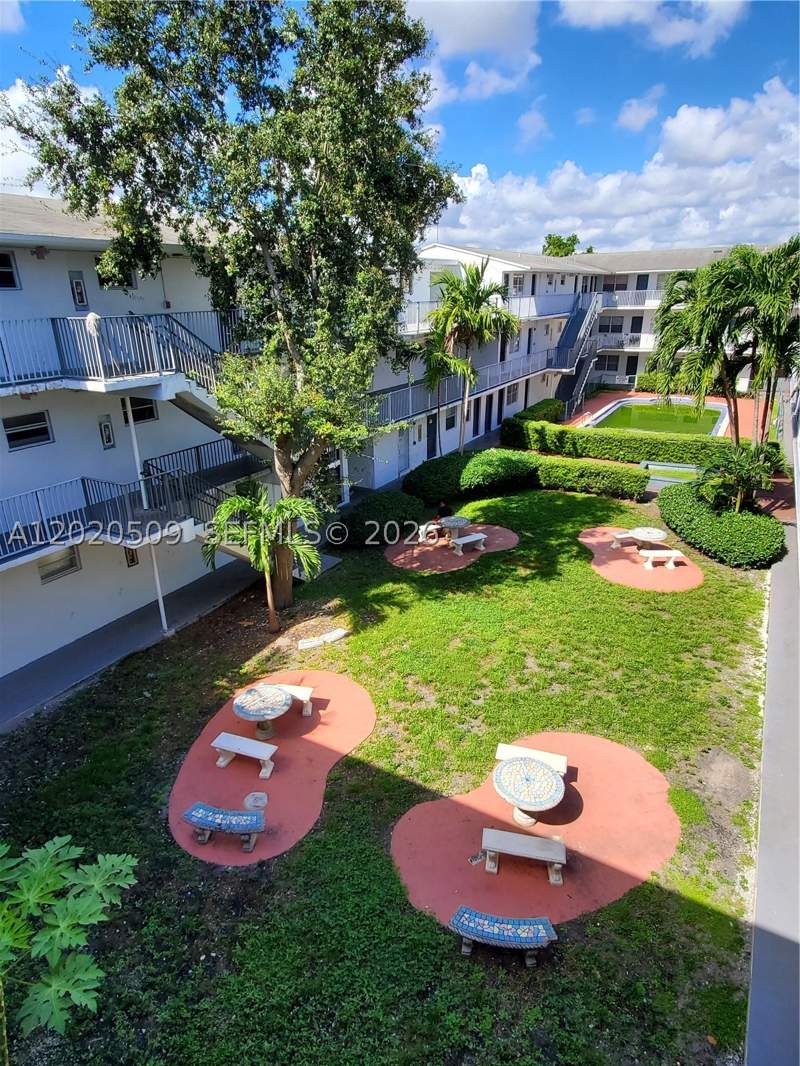 2 bedroom Condominium at 13700 NE 6th Ave 113, The White House Condo, North Miami — photo 2