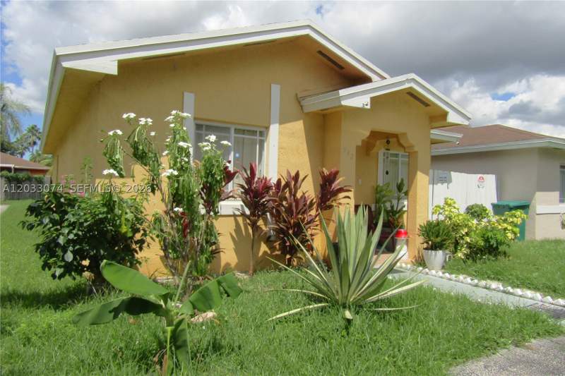 3 bedroom SingleFamilyResidence at 942 SW 8th Pl, Villas Of Palm Bay, Florida City — photo 2