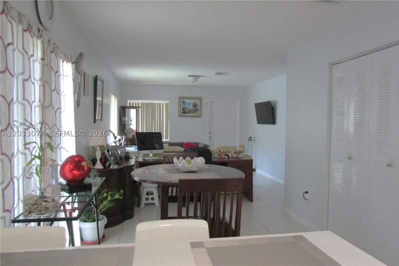 3 bedroom SingleFamilyResidence at 942 SW 8th Pl, Villas Of Palm Bay, Florida City — photo 3