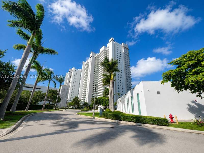 3 bedroom Condominium at 14951 Royal Oaks Ln 2002, The Oaks I Condo, North Miami — photo 3