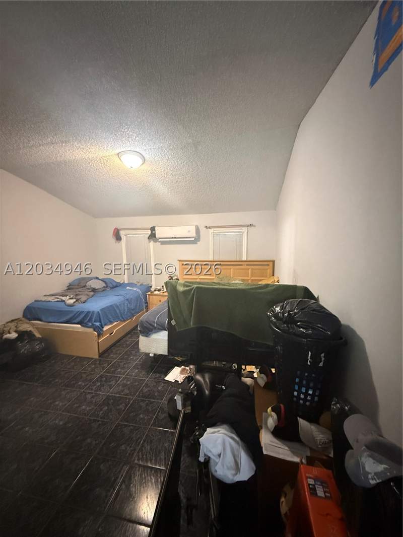 5 bedroom SingleFamilyResidence at 1143 NW 27th St, Bon Aire, Miami — photo 3