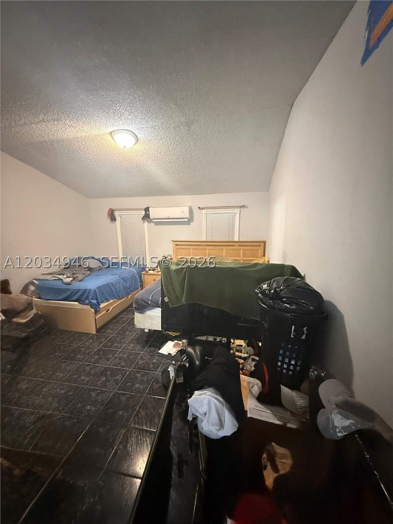 5 bedroom SingleFamilyResidence at 1143 NW 27th St, Bon Aire, Miami — photo 4