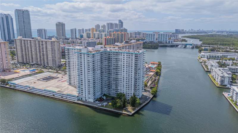 2 bedroom Condominium at 301 174 St 702, Winston Towers 500, Sunny Isles Beach — photo 3
