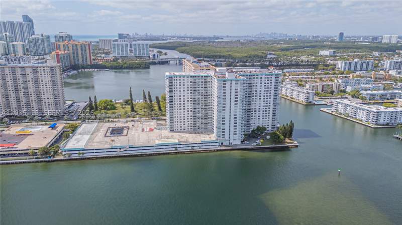 2 bedroom Condominium at 301 174 St 702, Winston Towers 500, Sunny Isles Beach — photo 4
