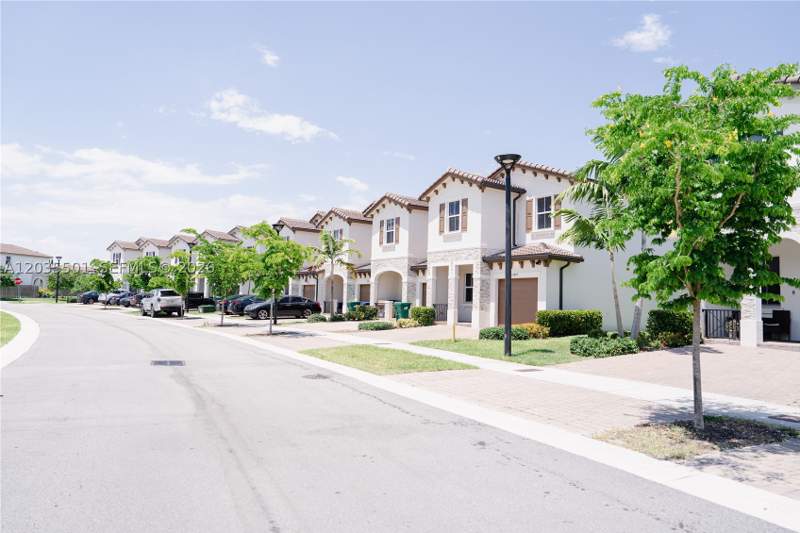 3 bedroom Townhouse at 12779 NW 24th Ave, Golf Park Sec 1, Miami — photo 3