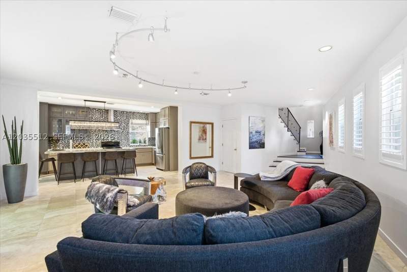 3 bedroom SingleFamilyResidence at 2917 Jackson Ave, Parisian Vilg In The Grov, Miami — photo 2
