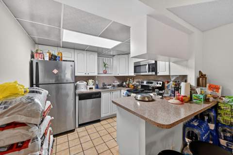8290 Lake Drive 305, Doral FL - photo 9 of 16