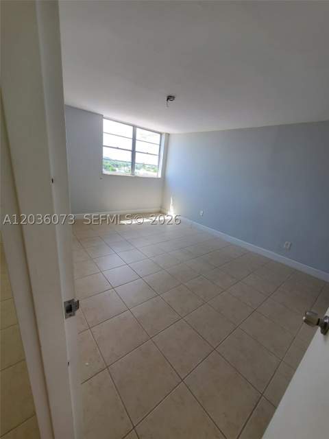 7900 Tatum Waterway Dr 502, Miami Beach FL - photo 8 of 27