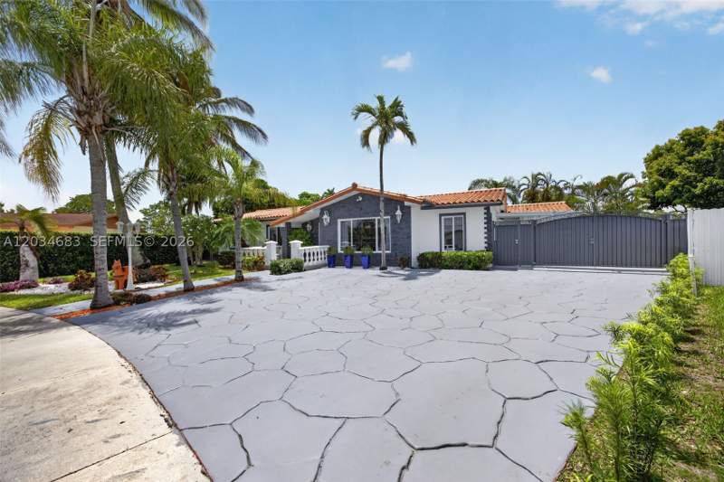 4 bedroom SingleFamilyResidence at 12121 SW 107th St, Devon-Aire Estates Sec 4, Miami — photo 3