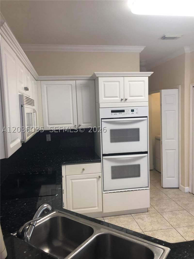 4 bedroom SingleFamilyResidence at 11253 NW 47th Ln, Biarritz Sub Phase 2, Doral — photo 2