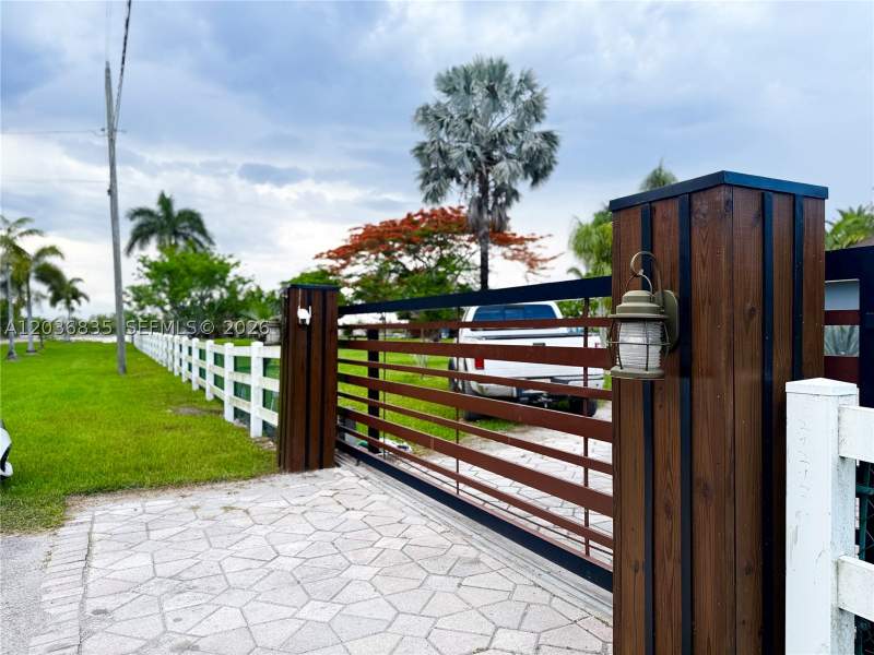 3 bedroom SingleFamilyResidence at 21217 SW 160 St, Redlands, Miami — photo 2