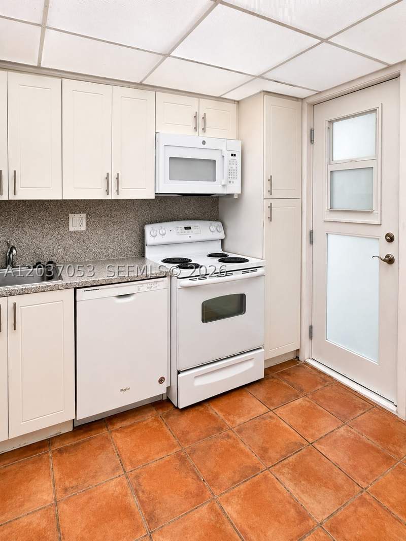 1 bedroom Condominium at 240 Galen Dr 214, Galen Drive Condo Apts, Key Biscayne — photo 3