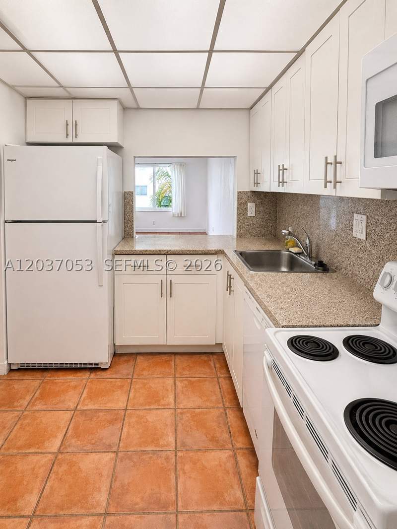 1 bedroom Condominium at 240 Galen Dr 214, Galen Drive Condo Apts, Key Biscayne — photo 4