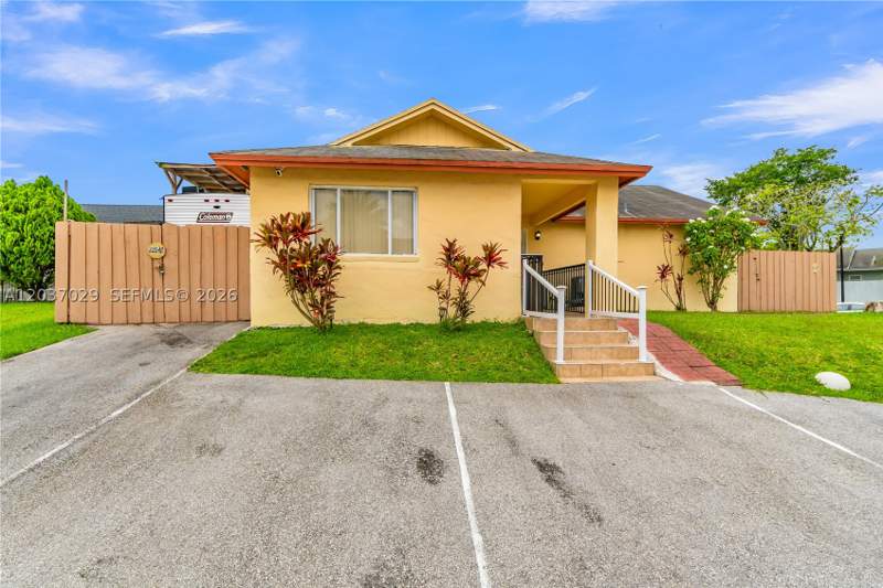 3 bedroom SingleFamilyResidence at 13572 SW 285th Ter, Country Star Sec 1, Homestead — photo 2