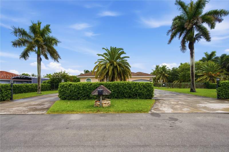 5 bedroom SingleFamilyResidence at 16933 SW 215th Ter, South Kendall Estates, Miami — photo 2