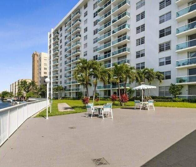 2 bedroom Condominium at 2841 NE 163rd Street 901, Stratford House Condo, North Miami Beach — photo 4