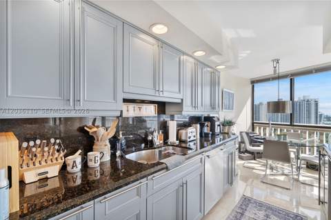 1000 W Island Blvd 2307, Aventura FL - photo 12 of 63