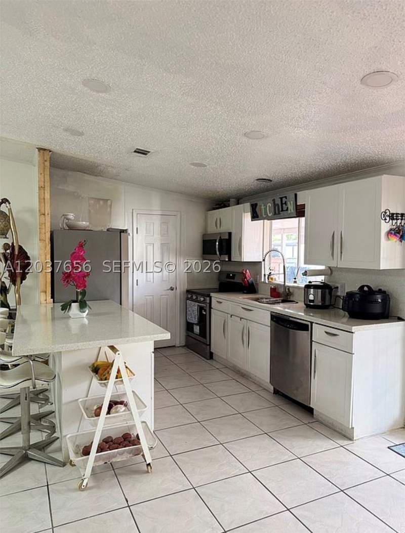 5 bedroom MobileHome at 1133 SW 130th Ave, University Lakes, Miami — photo 5