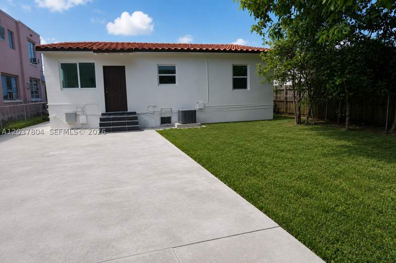3 bedroom SingleFamilyResidence at 4240 SW 14th St, Sunny Grove, Miami — photo 3