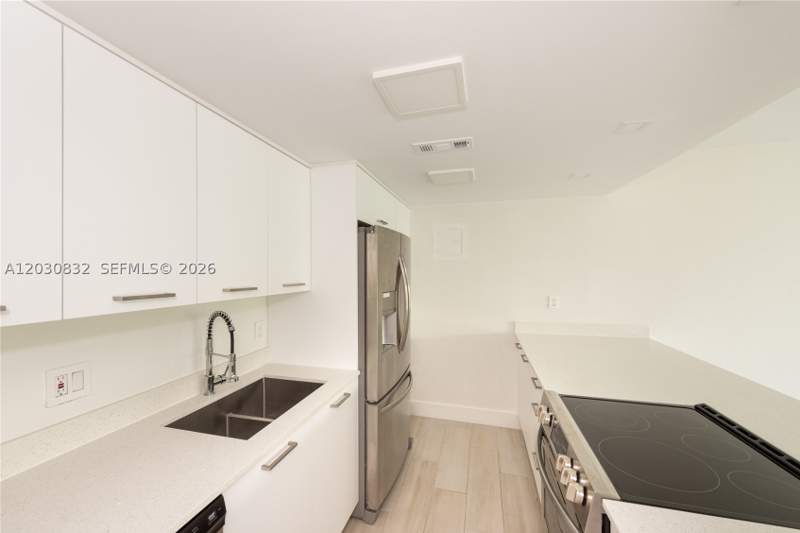 1 bedroom Condominium at 155 Ocean Lane Dr 403, Commodore Club West Condo, Key Biscayne — photo 5