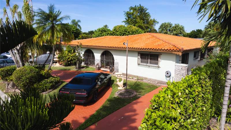 5 bedroom SingleFamilyResidence at 9601 SW 66th St, T M V Gardens, Miami — photo 2