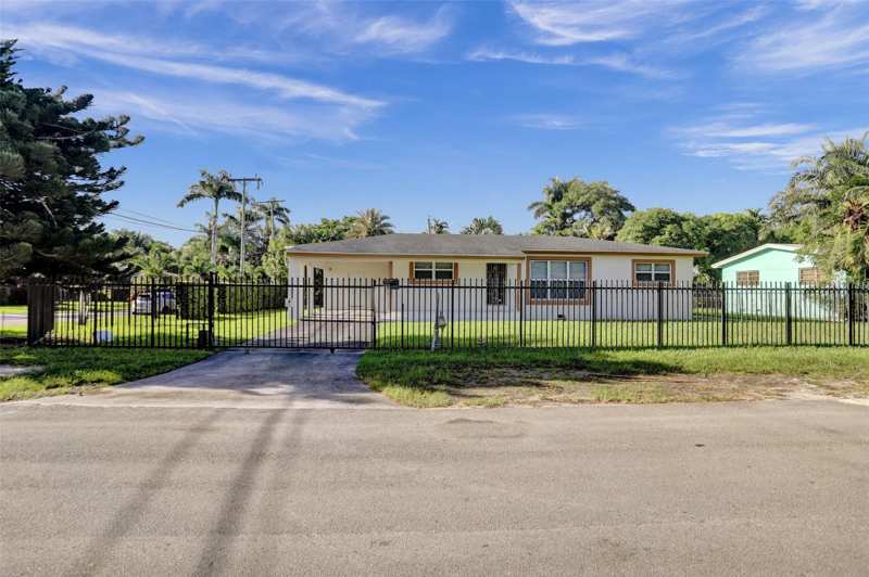 4 bedroom SingleFamilyResidence at 30 NE 139th Street, George Walters Sub, Miami — photo 1