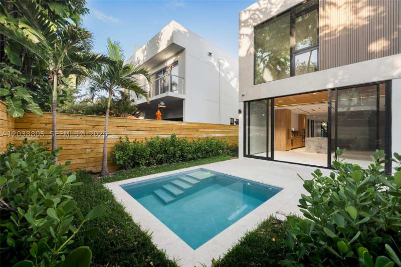 4 bedroom Townhouse at 3144 Elizabeth St, Palmhurst, Coconut Grove — photo 1