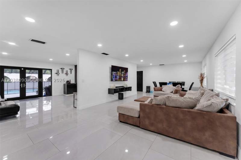 5 bedroom SingleFamilyResidence at 551 SW 127th Ave, Sweetwater Estates Sub, Miami — photo 4