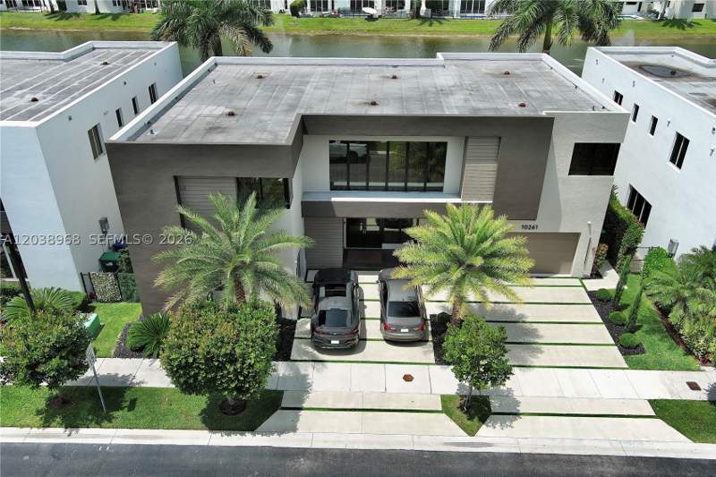 5 bedroom SingleFamilyResidence at 10261 NW 74th Ter, Doral Commons Residential, Doral — photo 2