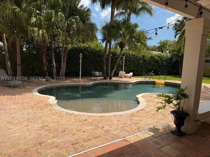 4 bedroom SingleFamilyResidence at 11521 SW 98th Ct, Las Villas Of La Mancha S, Miami — photo 4