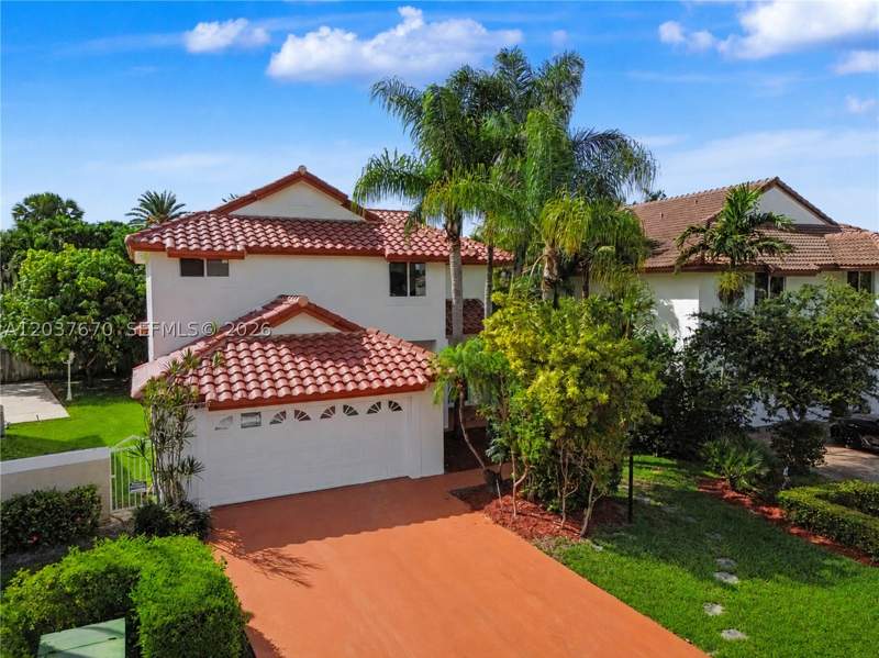4 bedroom SingleFamilyResidence at 4725 NW 104th Ave, Doral Dunes 1st Addn, Doral — photo 2