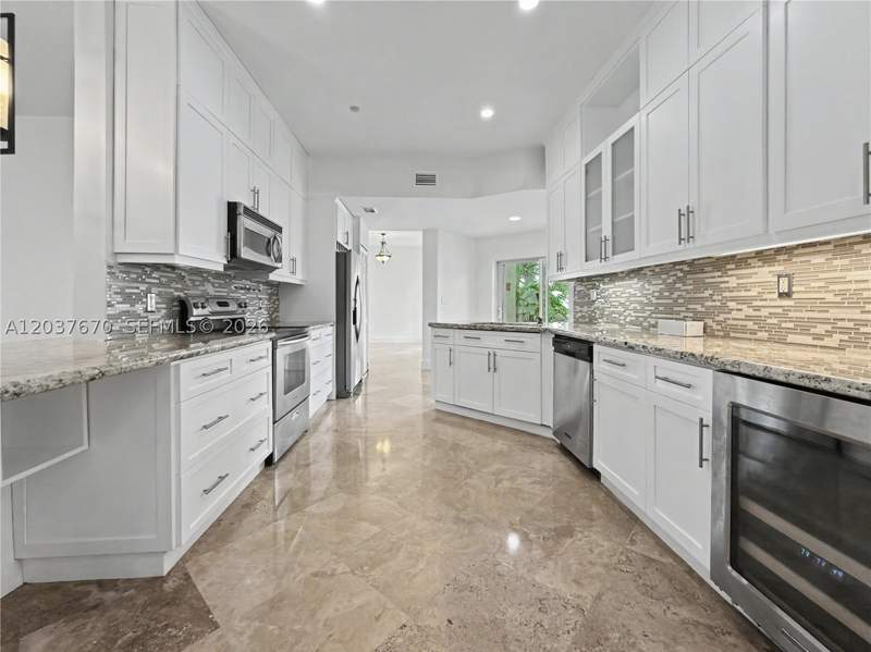 4 bedroom SingleFamilyResidence at 4725 NW 104th Ave, Doral Dunes 1st Addn, Doral — photo 5