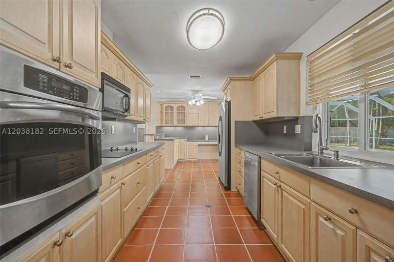 4 bedroom SingleFamilyResidence at 16842 SW 79 Place, Charlotte Ests, Palmetto Bay — photo 4