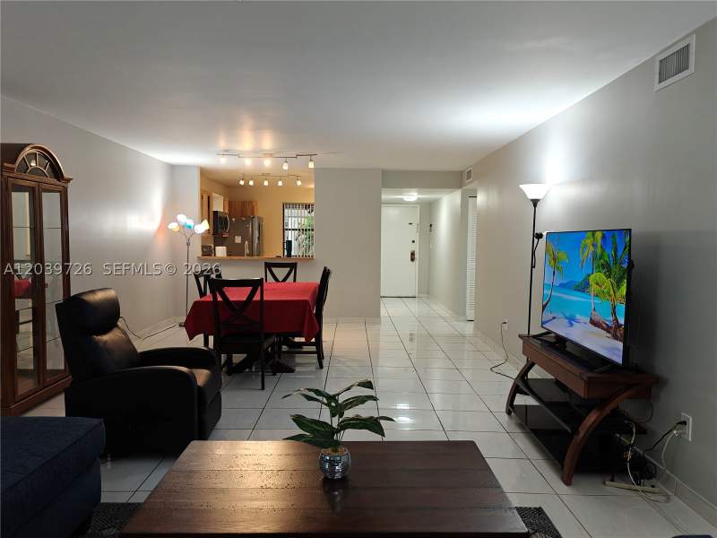 2 bedroom Condominium at 601 Ives Dairy Rd 101-8, Summertree Vilg Calif Cl, Miami — photo 3