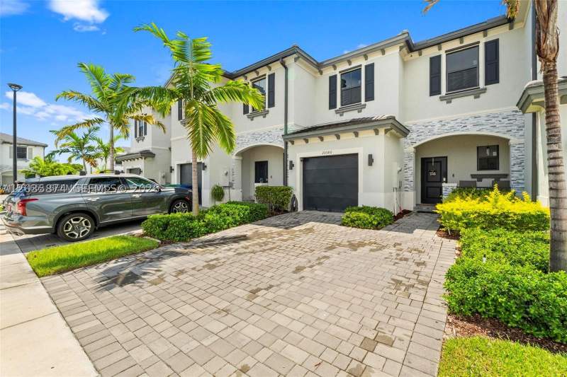 3 bedroom Townhouse at 20380 NW 5th Ct, Vista Lago, Miami Gardens — photo 3