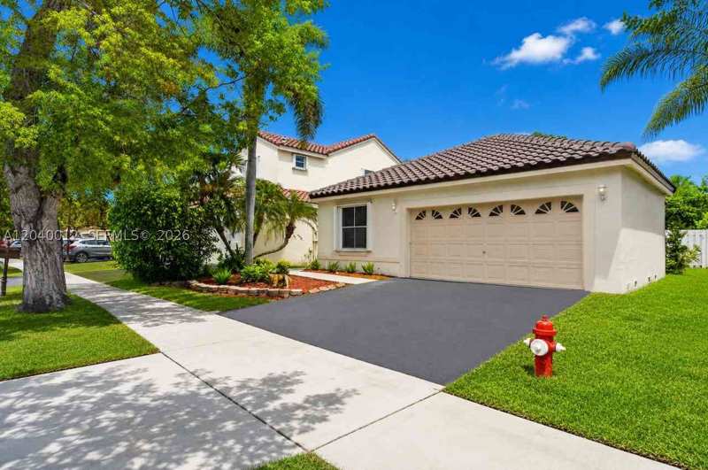 3 bedroom SingleFamilyResidence at 116 W Bayridge Dr, The Lakes, Weston — photo 1