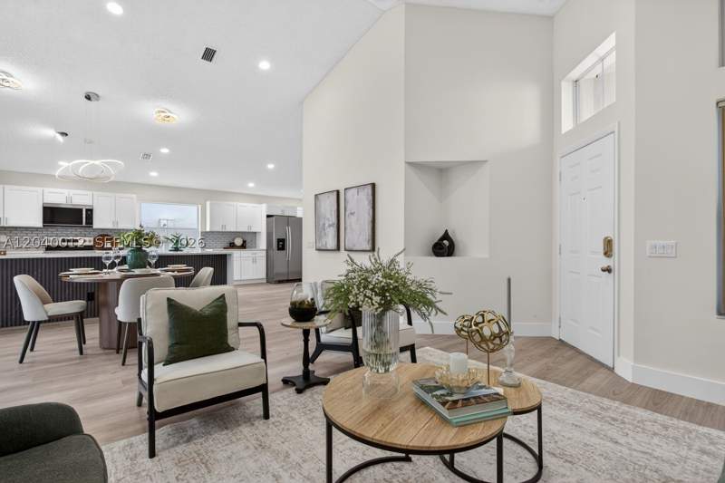3 bedroom SingleFamilyResidence at 116 W Bayridge Dr, The Lakes, Weston — photo 3