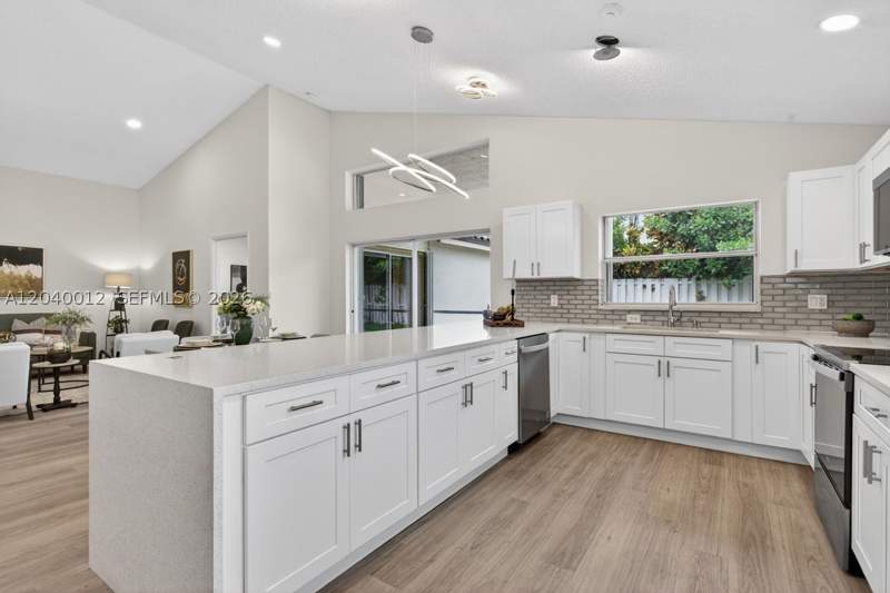 3 bedroom SingleFamilyResidence at 116 W Bayridge Dr, The Lakes, Weston — photo 4