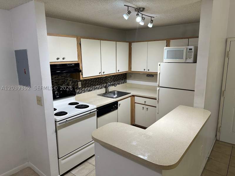 2 bedroom Condominium at 7200 NW 179th St 311, Villa Bellini Condo, Hialeah — photo 3