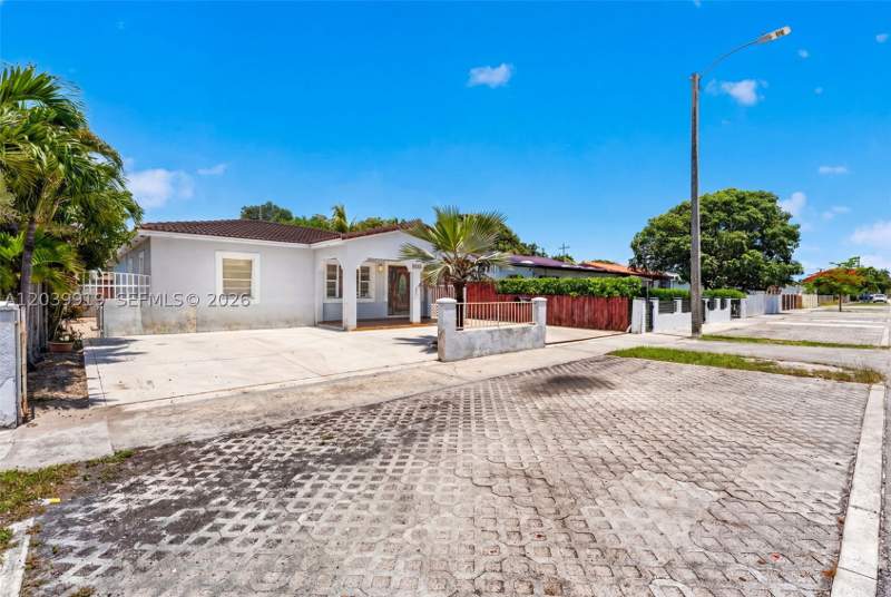 4 bedroom SingleFamilyResidence at 920 NW 35th Ave, Douglas 7th Comml Center, Miami — photo 2