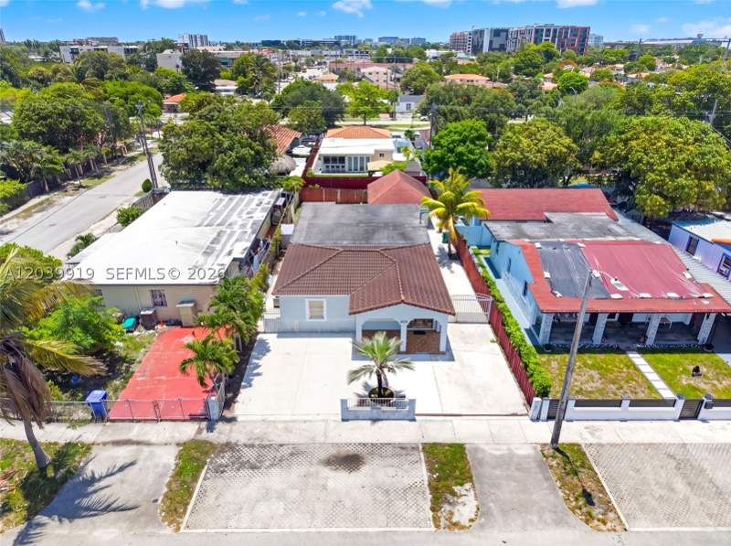4 bedroom SingleFamilyResidence at 920 NW 35th Ave, Douglas 7th Comml Center, Miami — photo 4
