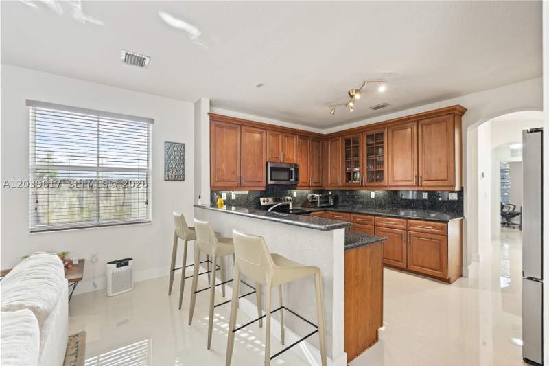4 bedroom SingleFamilyResidence at 11558 NW 84th St, Islands At Doral Northwes, Doral — photo 2