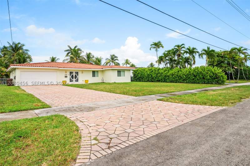 5 bedroom SingleFamilyResidence at 6185 W 10th Ave, Lake Laurence Est 1st Add, Hialeah — photo 2