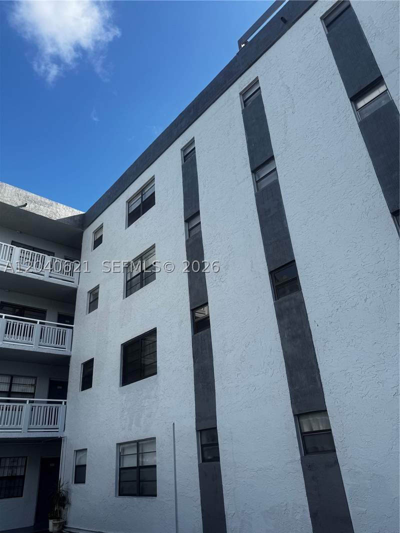 1 bedroom Condominium at 13500 NE 3rd Ct 120, BROOKVIEW CONDO, North Miami — photo 1