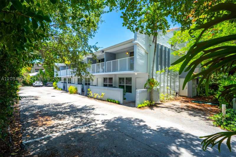 1 bedroom Townhouse at 3025 Mary St 1, Grove Townhouses Condo, Miami — photo 1
